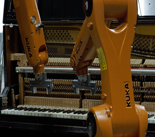 Nigel Stanford naučil průmyslové roboty hrát na hudební nástroje